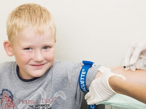 Het kind doneert bloed voor analyse bij vermoedelijke infectie met parasieten