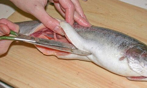 Het voorzichtig snijden van vis op een persoonlijke snijplank beschermt tegen parasieten