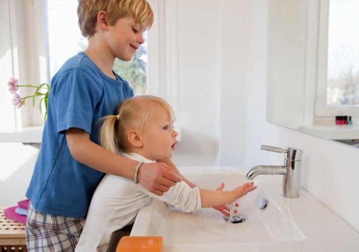 Van jongs af aan moet het kind kennis maken met de regels voor persoonlijke hygiëne. 